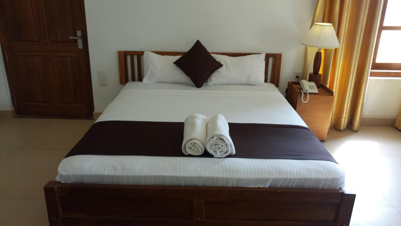 Hotel Saketha Beach Negombo Exterior foto